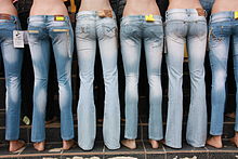 Mannequin_with_jeans